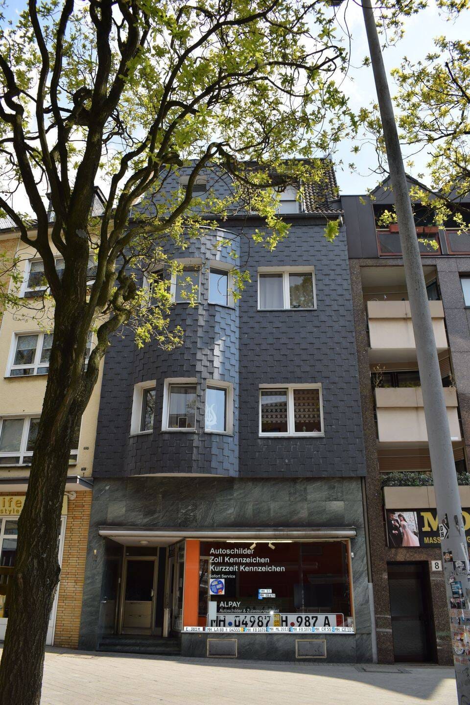 Immobilie in Mülheim an der Ruhr - Vollvermietetes Wohn- und Geschäftshaus mit Ladenlokal  im Erdgeschoss – am historischen Rathaus und Marktplatz!  - Bild 1
