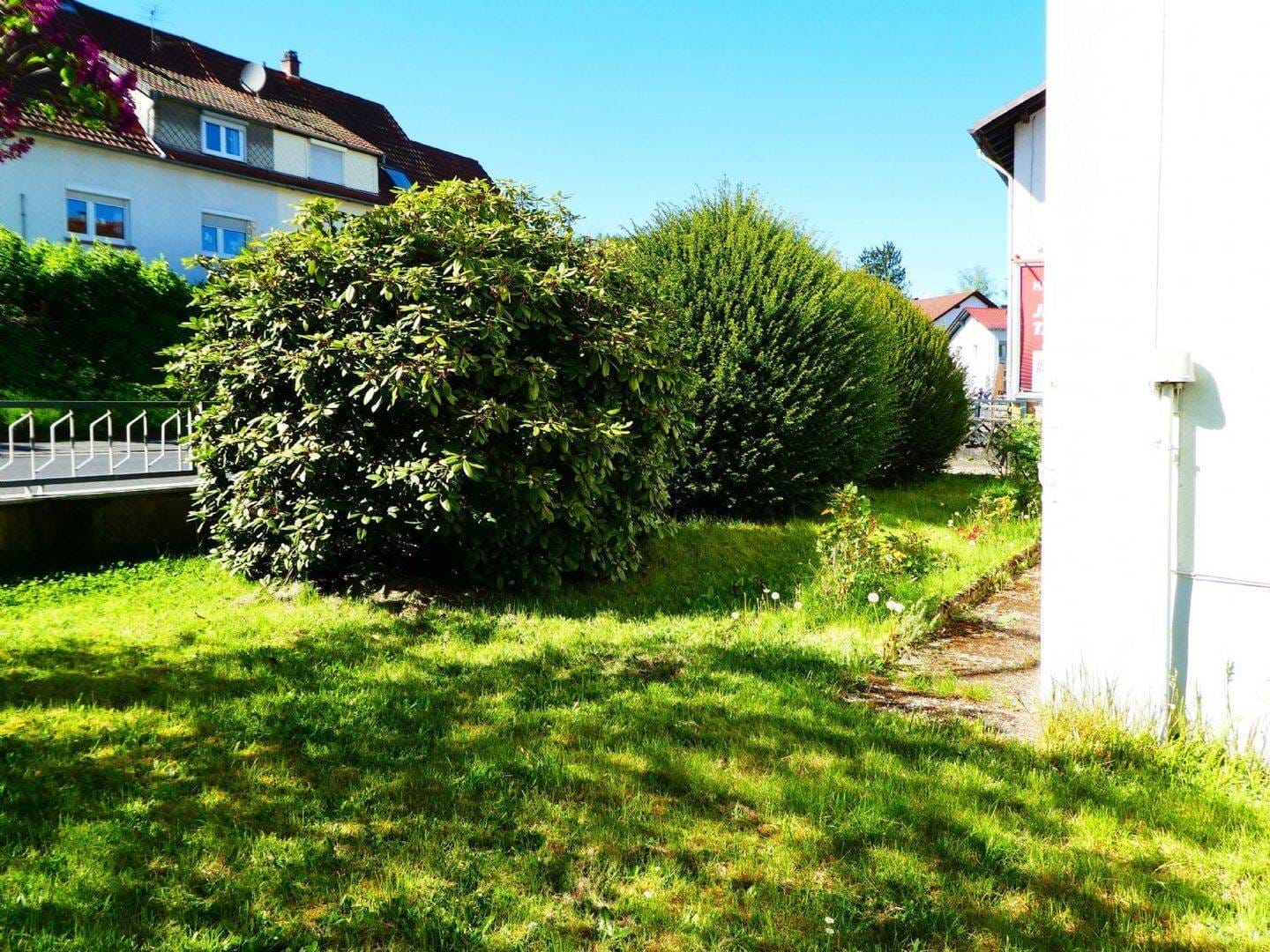 Immobilie in Wächtersbach - AUMÜLLER-Immobilien - Sympathisches Zweifamilienhaus mit zwei 3-Zi-Wohnungen, Garage und Garten - Bild 1
