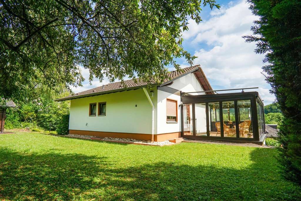 Immobilie in Trierweiler - Freistehendes Einfamilienhaus mit Wintergarten, traumhaftem Gartenblick und rund 1.100 m² Grundstü - Bild 0