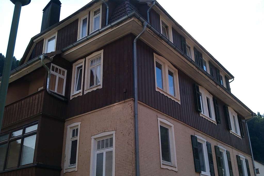 Immobilie in Bad Wildbad - Mehrfamilienhaus mit 4x2-Zimmer Whg, 8% jährliche Rendite, 8 Zim, 6 Bad - Bild 2