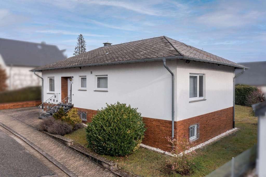 Immobilie in Altweidelbach - Großzügiger Bungalow mit Garage, möglicher Einliegerwohnung und pflegeleichter Grünfläche - Bild 2