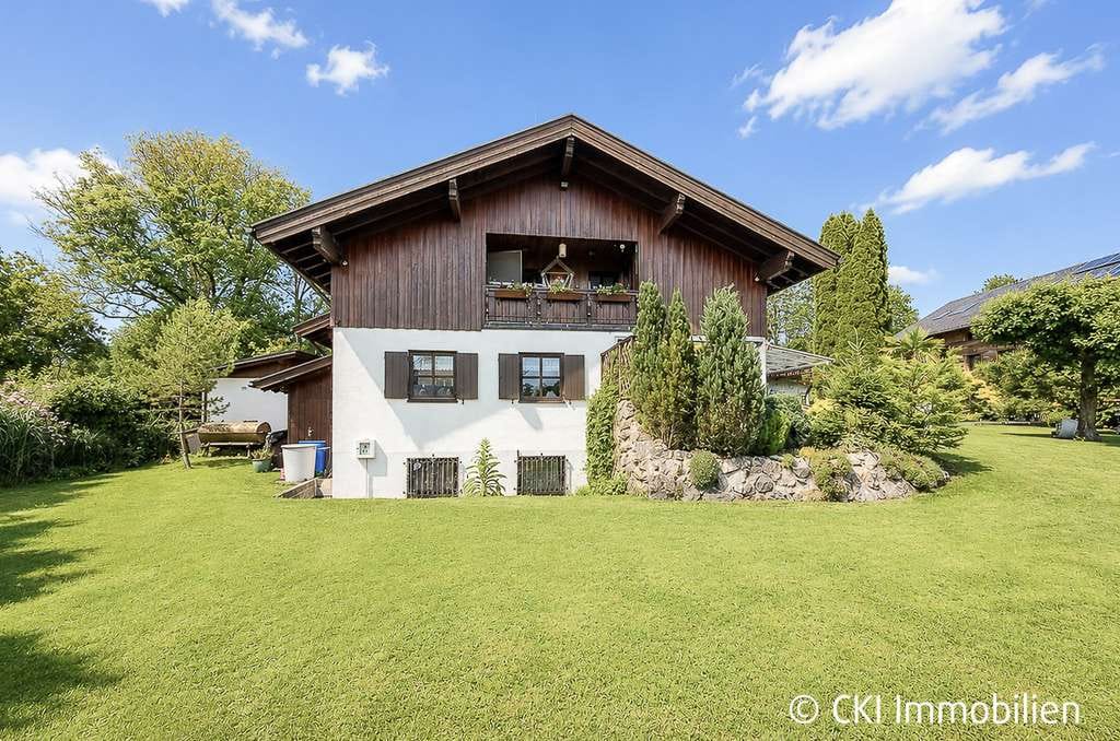 Immobilie in Münsing - Nähe Starnberger See! Wohnhaus mit 2 vermieteten Wohneinheiten auf großem, sonnigen Grundstück - Bild 1