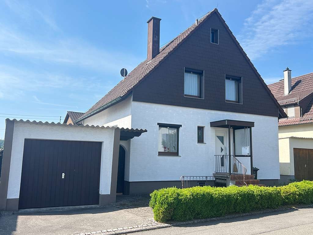 Immobilie in Nufringen - Nufringen: "Rarität, nicht nur für Autobastler" Einfamilienhaus mit Nebengebäude und Hebebühne! - Bild 0