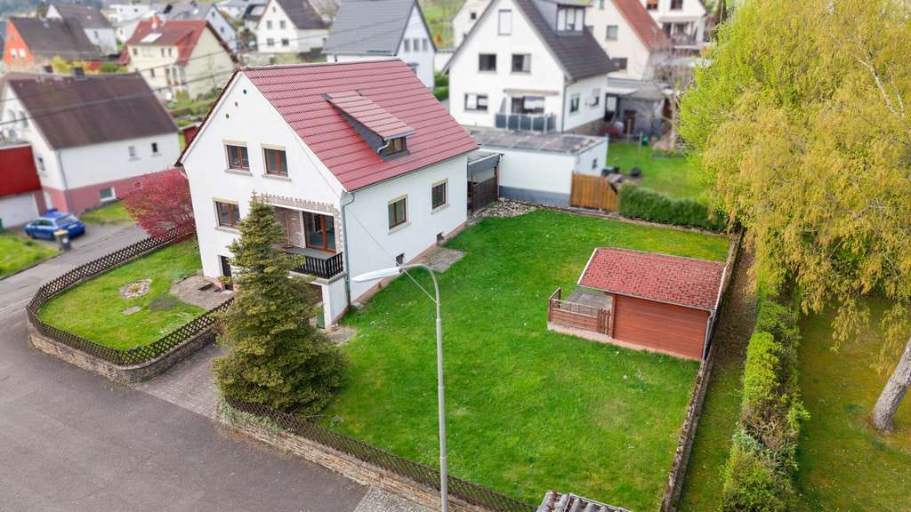 Immobilie in Nister - Ein-/Zweifamilienhaus mit Potenzial in familienfreundlicher Lage! 2 km bis Hachenburg! - Bild 2