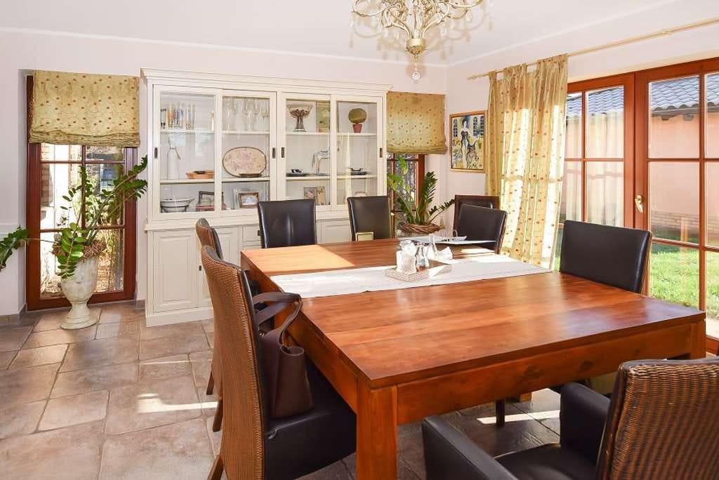 Immobilie in Suthfeld - Mediterane Villa mit Außenpool, Gästehaus, hochwertigen Einbauküchen und unverbaubarem Seeblick! - Bild 1