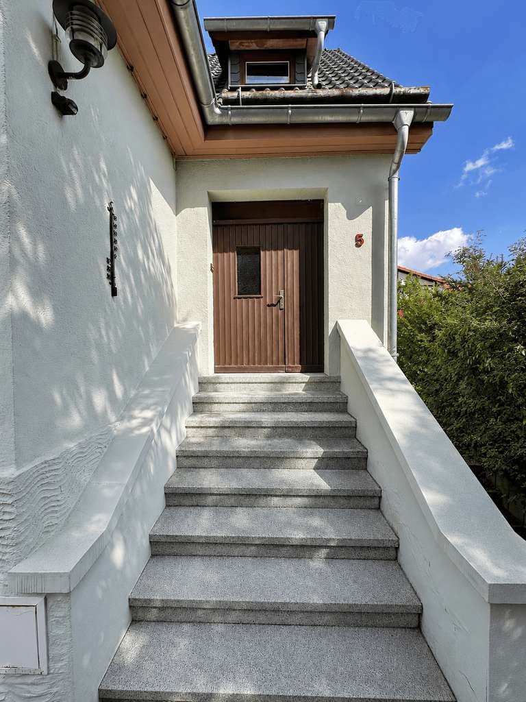 Immobilie in Nesse-Apfelstädt - Großzügiges Einfamilienhaus mit weitläufigem Grundstück und zwei Grundstückszugängen - Bild 1