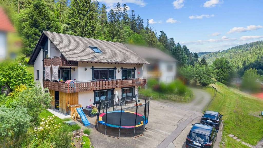 Immobilie in Enzklösterle - Viel Platz für die Familie – Haus mit Einliegerwohnung & großem Garten in Enzklösterle-Gompelscheuer - Bild 0
