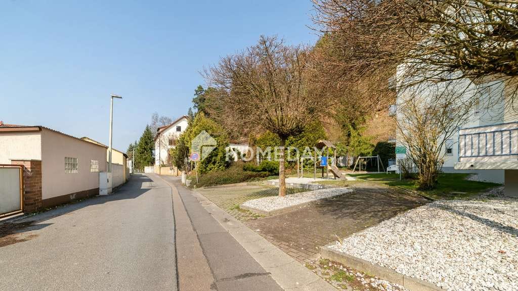 Immobilie in Schwandorf - Attraktives Mehrfamilienhaus mit drei großzügigen Einheiten, Garagen und stabilem Mietverhältnis - Bild 4