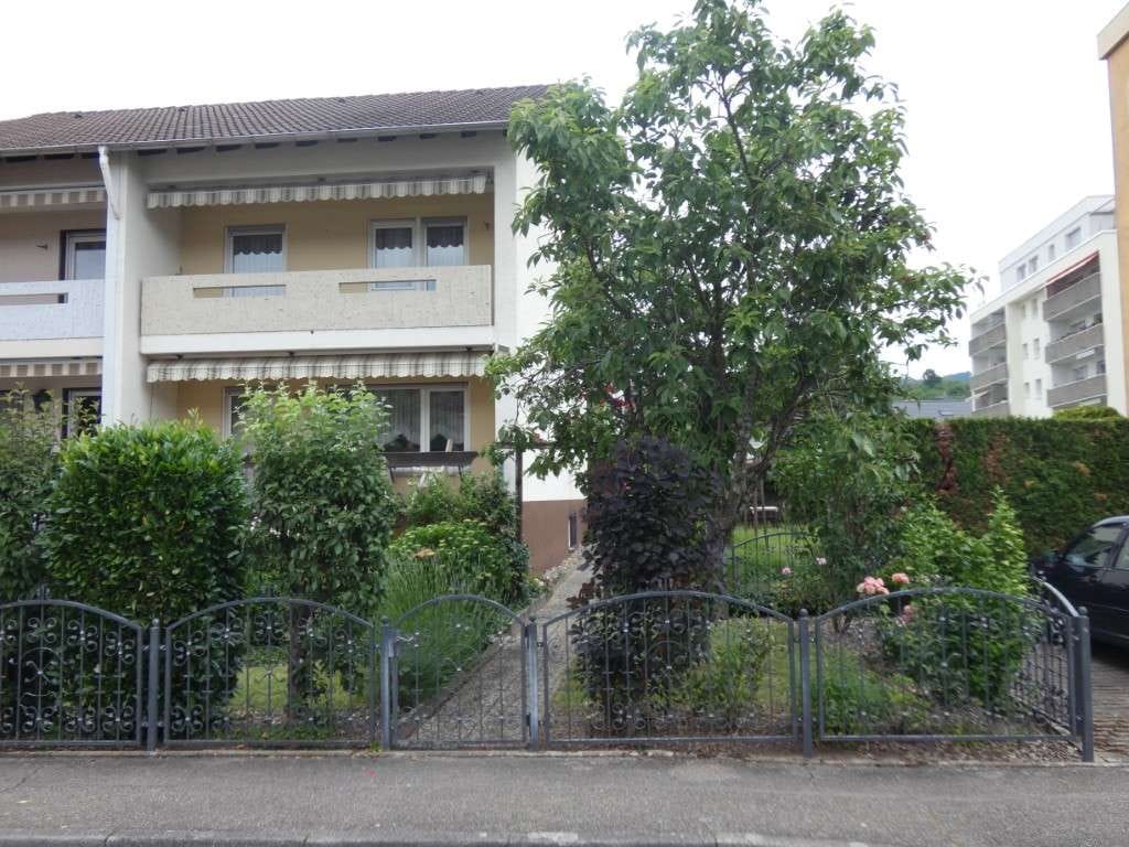 Immobilie in Gernsbach - Großzügige Doppelhaushälfte mit Garten, Garage und 2 Stellplätzen - Bild 0