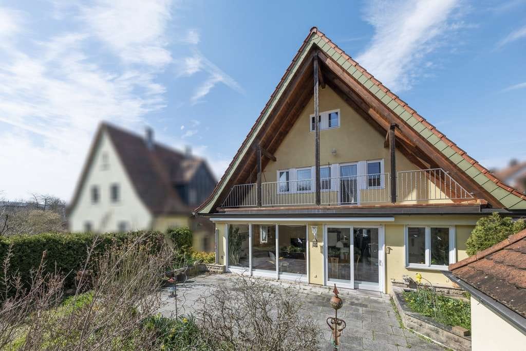 Immobilie in Weikersheim - Freistehendes Einfamilienhaus mit großzügiger Terrasse, Loggia und hoher Privatsphäre in bester Lage - Bild 1