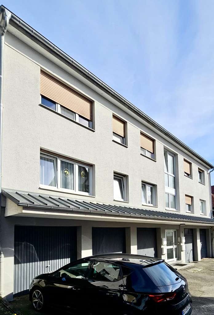 Immobilie in Grünberg - Voll vermietetes MFH | 4 Einheiten + 5 Garagen | bereits aufgeteilt | Wertsteigerungspotenzial - Bild 1