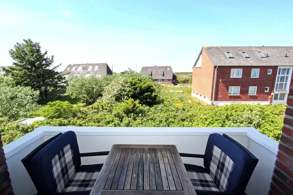 Immobilie in Hörnum (Sylt) - renovierte 3 Zi. Whg. mit Westbalkon im Ortskern - Bild 0