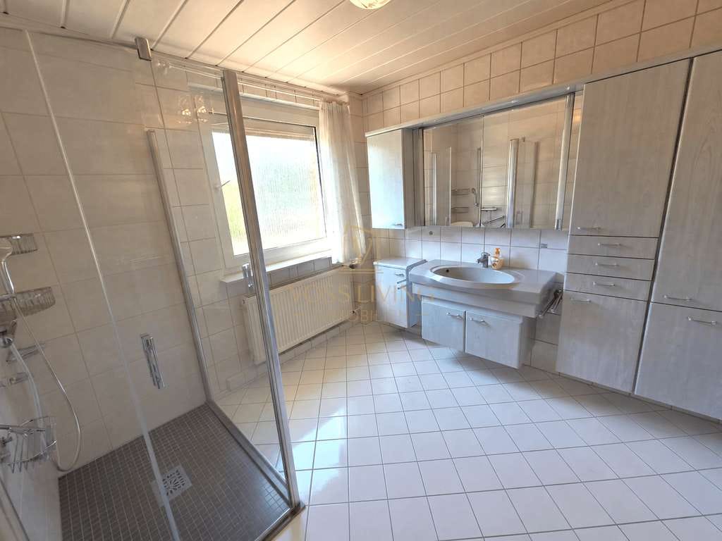 Immobilie in Karben - Sanierungsbedürftiges Haus in ruhiger Seitenstraße am Hang von Karben mit Traumgrundstück - Bild 4
