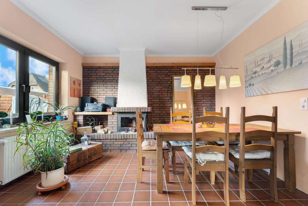 Immobilie in Wiefelstede - Familientraum mit Perspektive: Großzügiges Einfamilienhaus plus rentable Einliegerwohnung - Bild 2