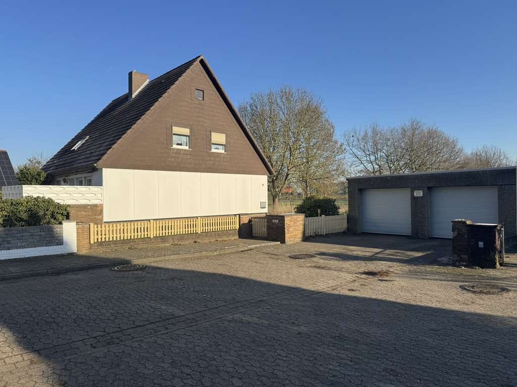 Immobilie in Neustadt am Rübenberge - Zweifamilienhaus  oder Grundstück! Wunderschöne Lage mit großer Doppelgarage - Bild 1