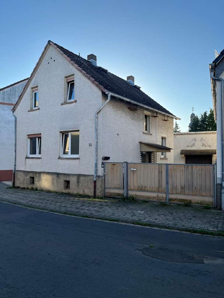Immobilie in Nidderau - Einfamilienhaus in Nidderau - ca. 120 m² Wohnfläche, Garten, Garage, sanierungsbedürftig - Bild 0