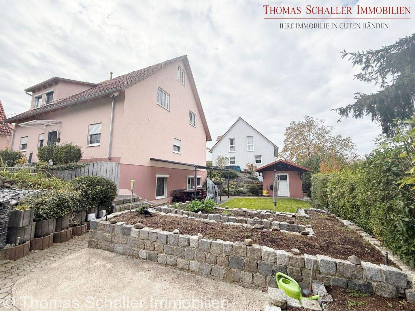 Immobilie in Abenberg - Hochwertiges 3-Familienhaus mit Einliegerwohnung, PV-Anlage & Gartenparadies - Bild 2