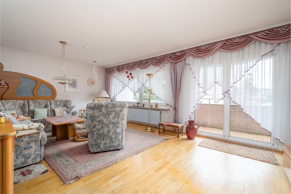Immobilie in St. Georgen im Schwarzwald - Großzügige Eckwohnung im 2. Stock – ca. 93 m² mit Loggia und Tiefgaragenbox - Bild 2