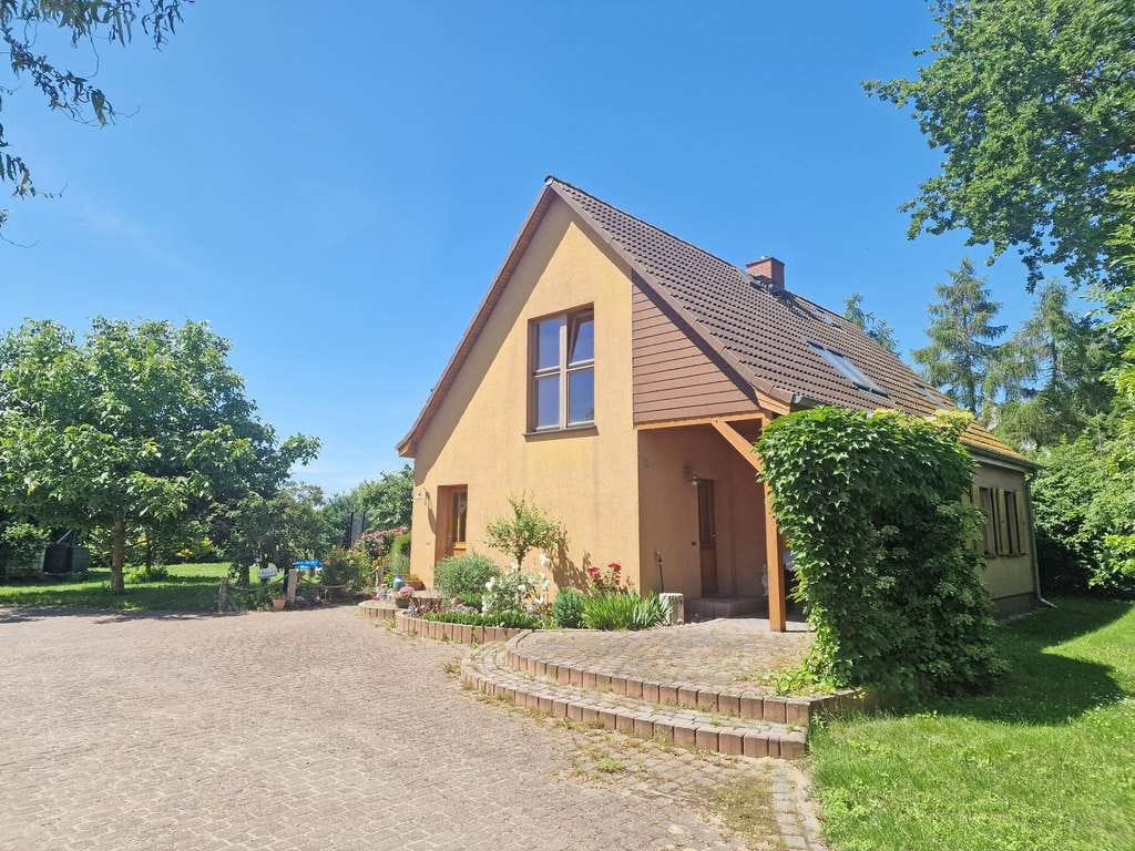 Immobilie in Mölschow - Einfamilienhaus mit Einliegerwohnung und großzügigem Grundstück mit großer Scheune in Mölschow - Bild 1