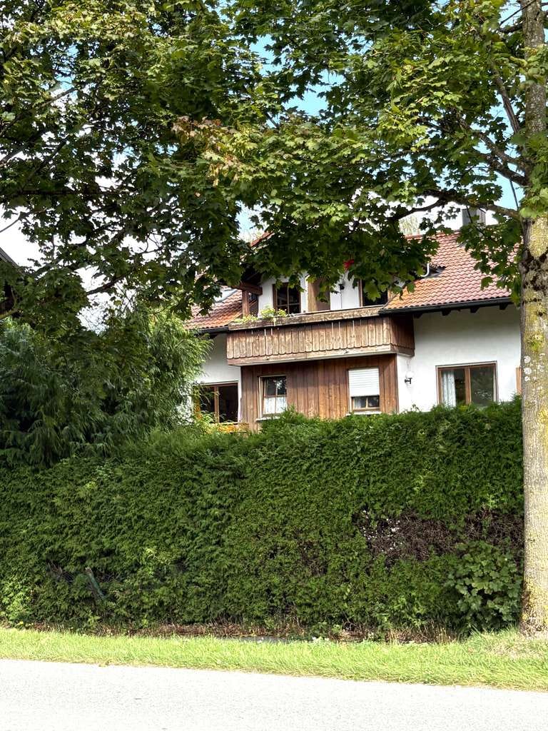 Immobilie in Bernau am Chiemsee - REH in Bernau mit DHH Charakter und kleinem Garten – sofort frei - Bild 1