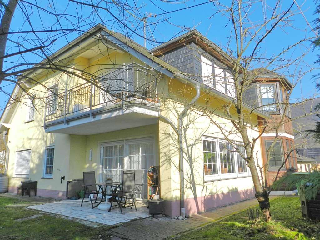 Immobilie in Traben-Trarbach - Traben-Trarbach: Solides Zweifamilienhaus mit Garage in sonniger, hochwasserfreier Ortsrandlage! - Bild 1
