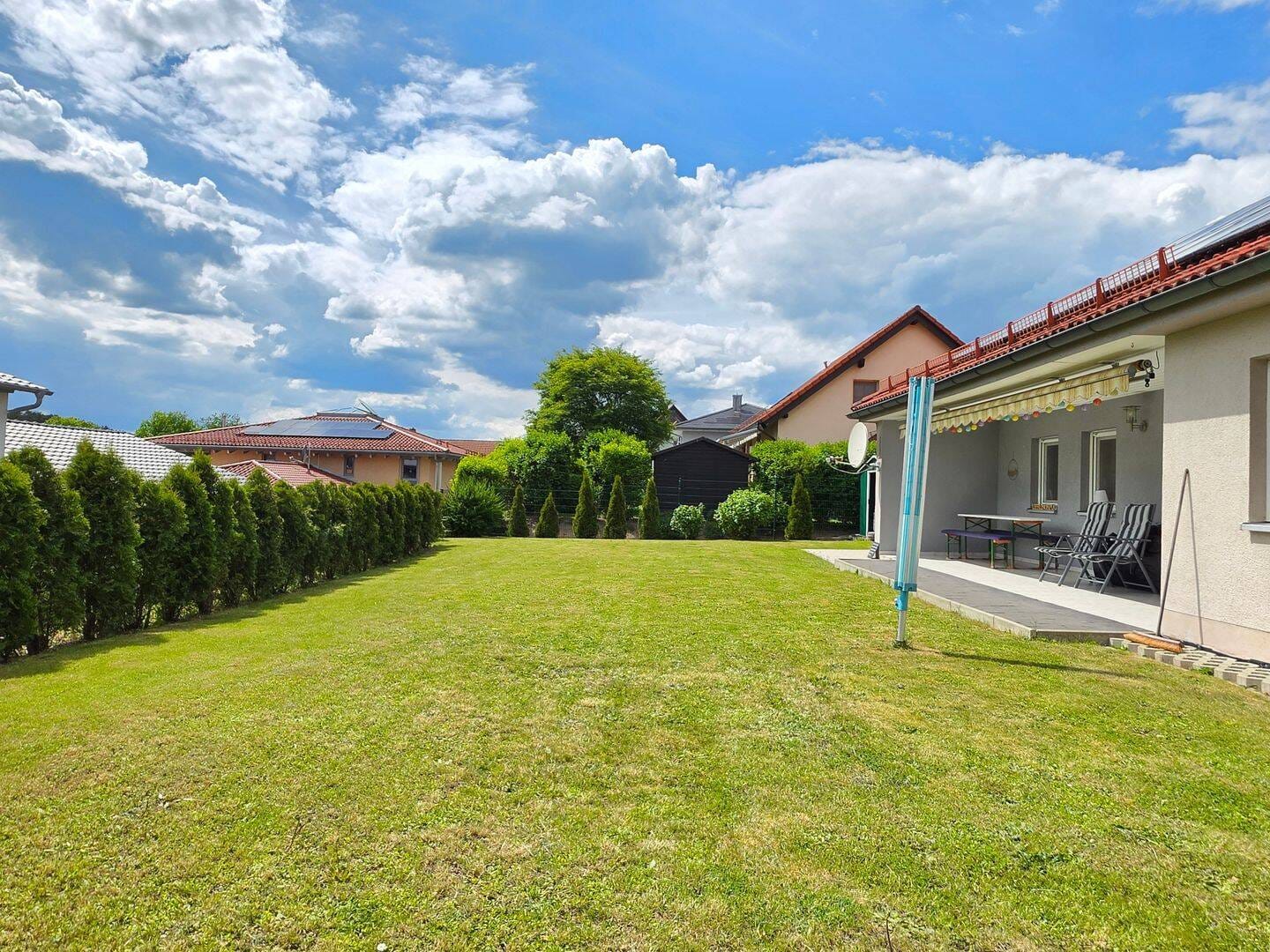 Immobilie in Stockheim - Energieeffizienzklasse: A+! Moderner Bungalow, Bj. 2002, mit PV-Anlage! Minimale Heizkosten! - Bild 2
