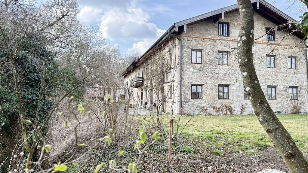 Immobilie in Burghausen - Denkmalgeschützter Einfirsthof  in schöner Lage über dem Steilufer der Salzach - Bild 0
