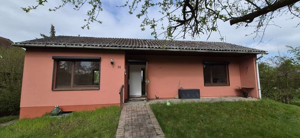 Immobilie in Höhbeck - Direkt am Elbdeich * Kleiner, feiner Bungalow auf großem Grundstück mit EBK, Kamin und Garage - Bild 1