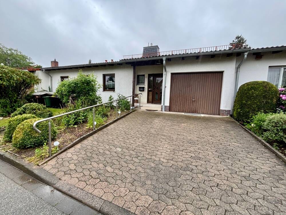 Immobilie in Neustadt bei Coburg - Charmantes Reihenmittelhaus im Bungalowstil mit Garage – Wohnen auf einer Ebene in begehrter Lage vo - Bild 0