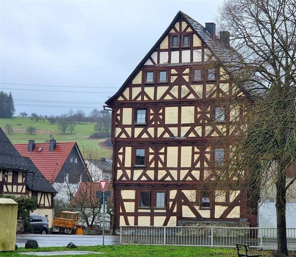 Immobilie in Mittenaar - Denkmalgeschütztes Fachwerkhaus mit Scheune in Mittenaar – großzügiges Anwesen mit Geschichte - Bild 1