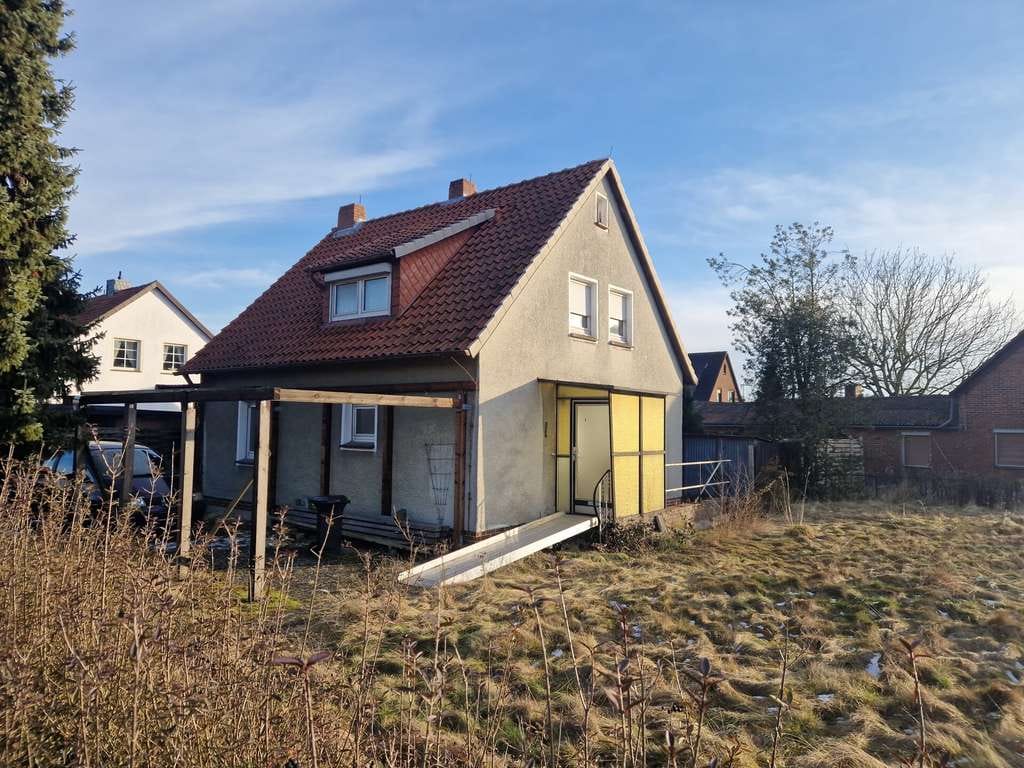 Immobilie in Uetze - Haus in bester Lage direkt in Uetze - Sanierung notwendig - Bild 0