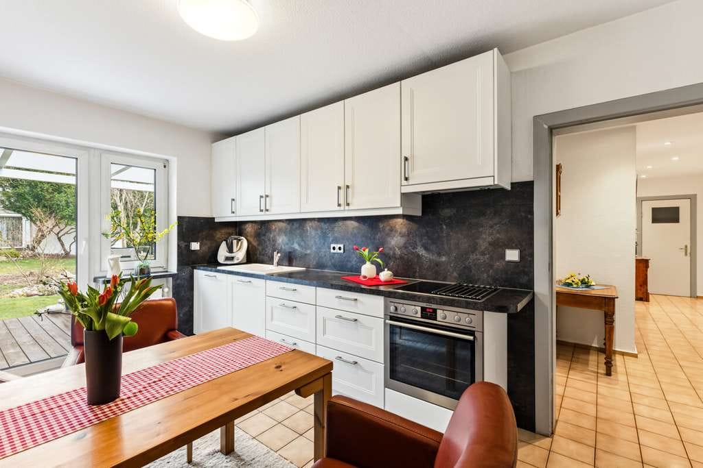 Immobilie in Tangstedt - Schönes Zweifamilienhaus in ruhiger, zentraler Lage am Dorfteich! Eine Wohnung frei, eine vermietet - Bild 2
