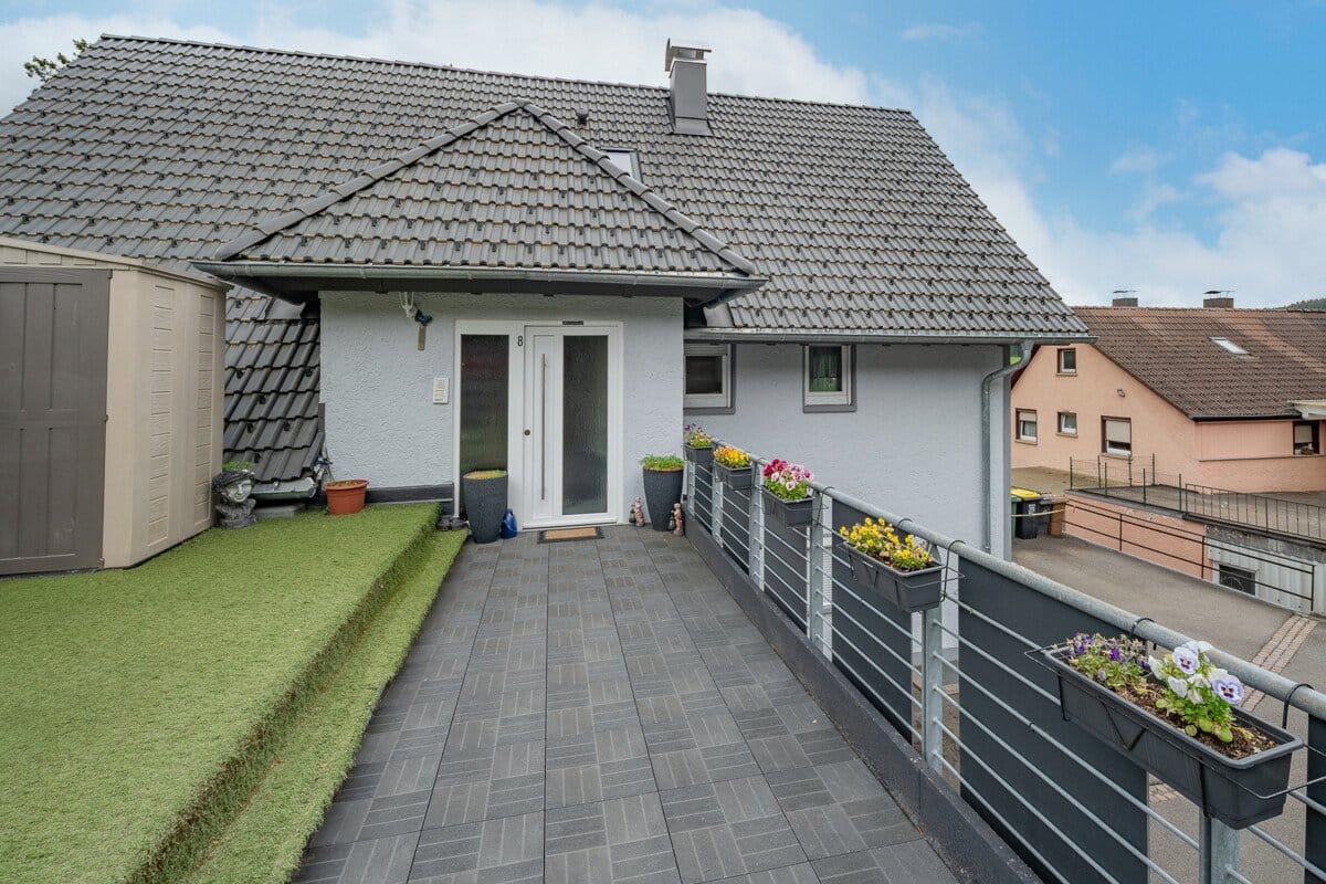 Immobilie in Unterkirnach - Wohnen wie im eigenen Haus -6,5-Zimmer-Eigentumswohnung - Bild 0