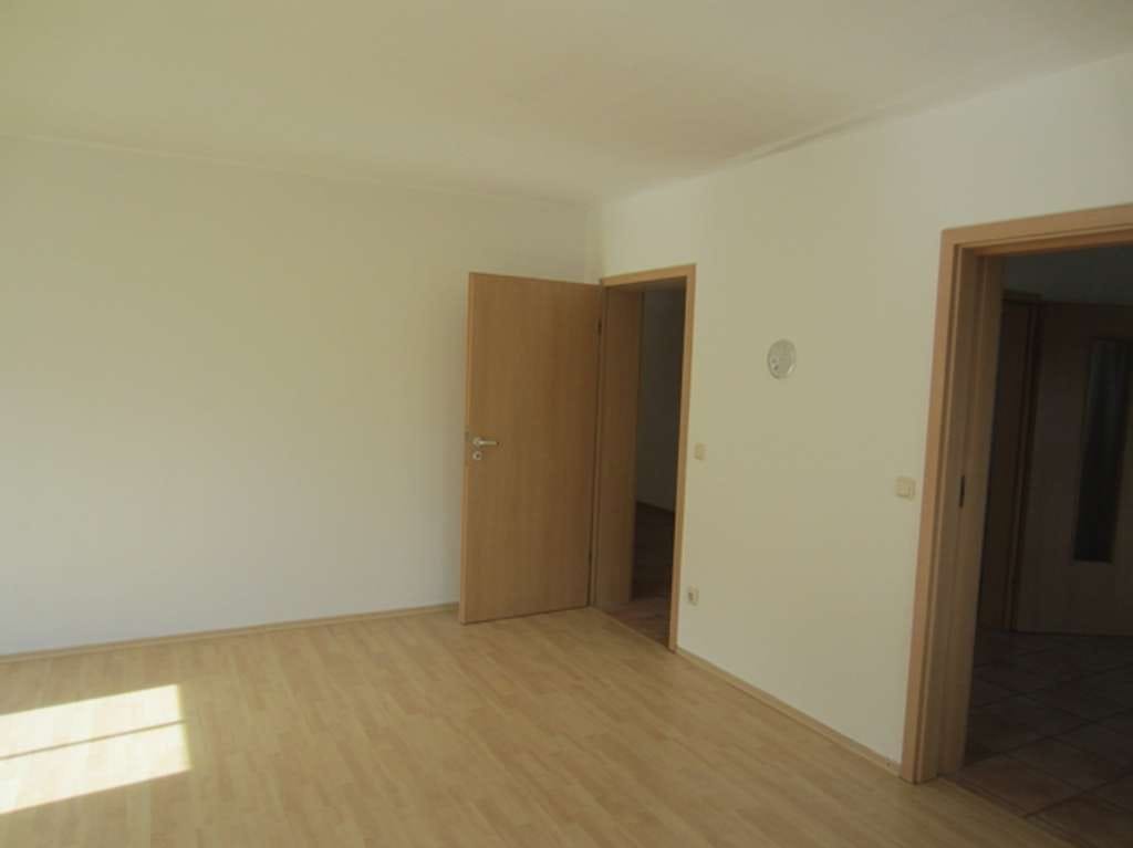 Immobilie in Essenbach - Gepflegtes Mehrfamilienhaus absolut ruhig gelegen in Essenbach-Mirskofen Terrasse drei Balkone - Bild 3