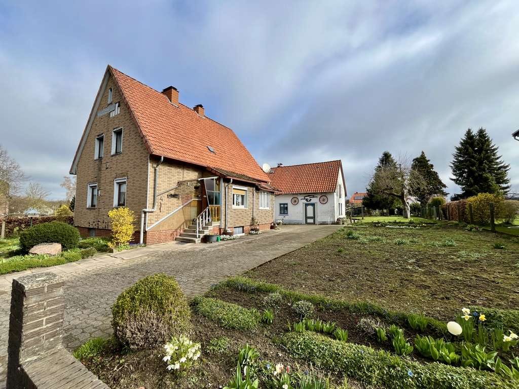Immobilie in Bad Münder am Deister - Freistehendes Einfamilienhaus mit Einliegerwohnung und großem Grundstück im idyllischen Bakede - Bild 1
