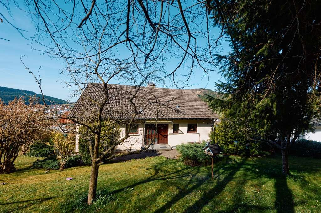Immobilie in Wehingen - Platz für die ganze Familie – charmantes Einfamilienhaus mit Einliegerwohnung und Weitblick - Bild 3