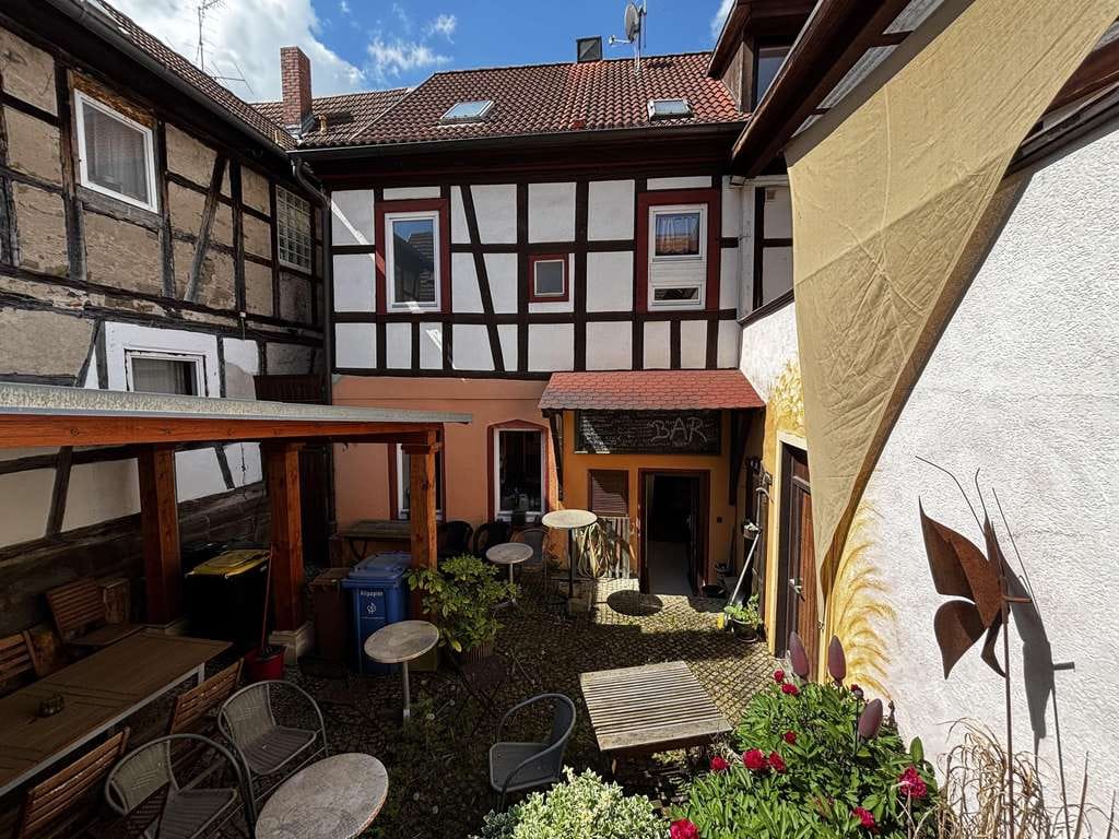 Immobilie in Hofheim in Unterfranken - Schmuckes Stadthaus mit Gewerbefläche im Erdgeschoss, 2 Wohnungen in den Etagen u. einem ruhig gele - Bild 3
