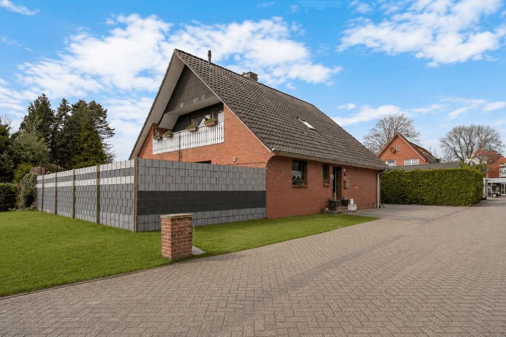 Immobilie in Apen - Massives Zweifamilienhaus mit getrennter Haustechnik in zentrumsnaher Lage in Augustfehn - Bild 1