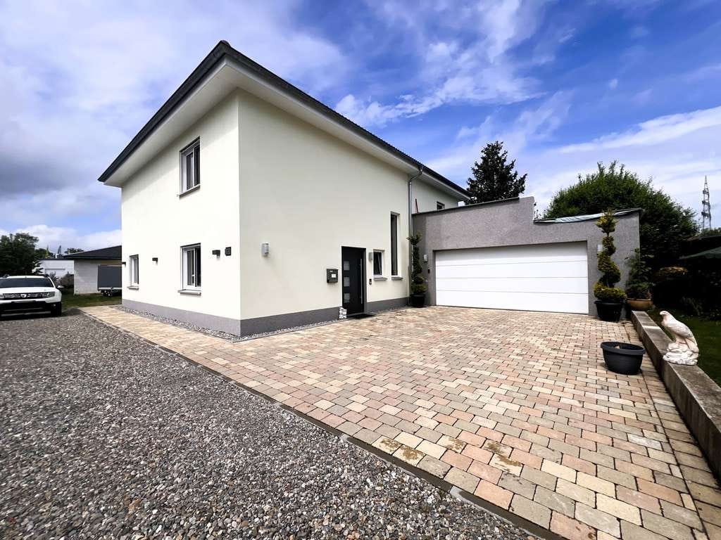 Immobilie in Herbertingen - Zwei Häuser, ein Traum - modernes Wohnen mit vielseitigen Möglichkeiten auf großzügigem Grundstück! - Bild 1