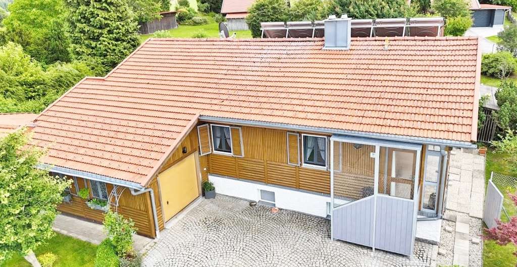 Immobilie in Hinterschmiding - "Für Menschen, die das Besondere lieben"
Liebevolles Unikat mit 2 Garagen, großzügigem Grundstück u - Bild 3