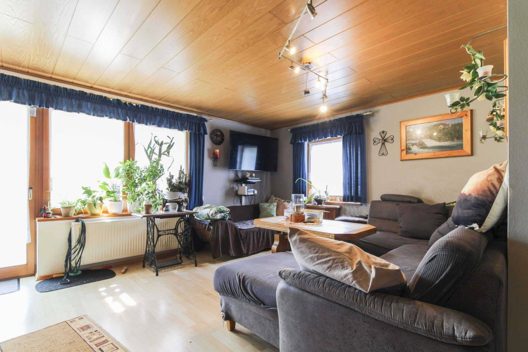 Immobilie in Duggendorf - Zweifamilienhaus mit Einliegerwohnung, Gewerbehalle, Garagen, Werkstatt und Garten in ruhiger Lage - Bild 2