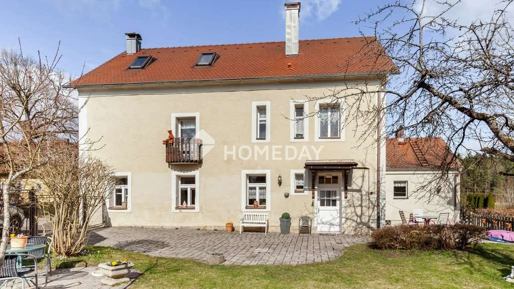 Immobilie in Neukirchen bei Sulzbach-Rosenberg - Wohnen mit Geschichte – ehemaliges Schulhaus mit großem Garten und 2 Wohneinheiten
 - Bild 0