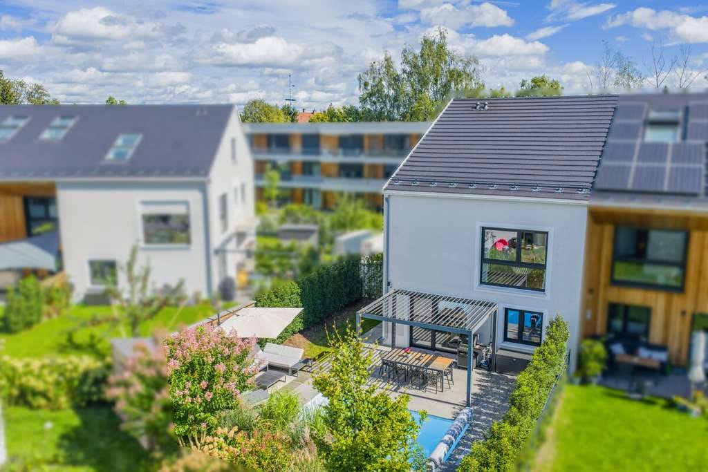 Immobilie in Schondorf am Ammersee - Traumhaftes Reiheneckhaus der Extraklasse mit Pool in Schondorf am Ammersee - Bild 0