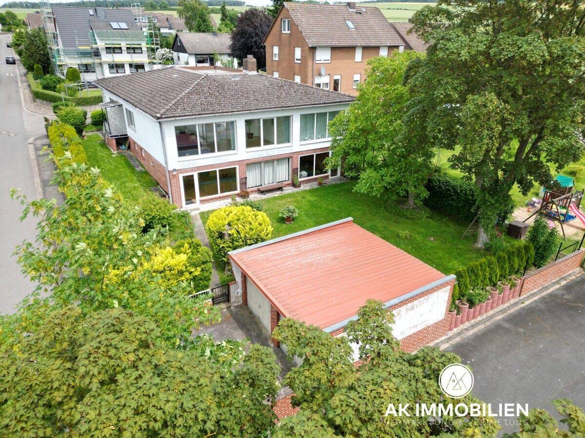 Immobilie in Bad Münder am Deister - Großes Zweifamilienhaus mit Atriumhof und Schwimmbad in Bad Münder - Ortsteil Nettelrede - Bild 0