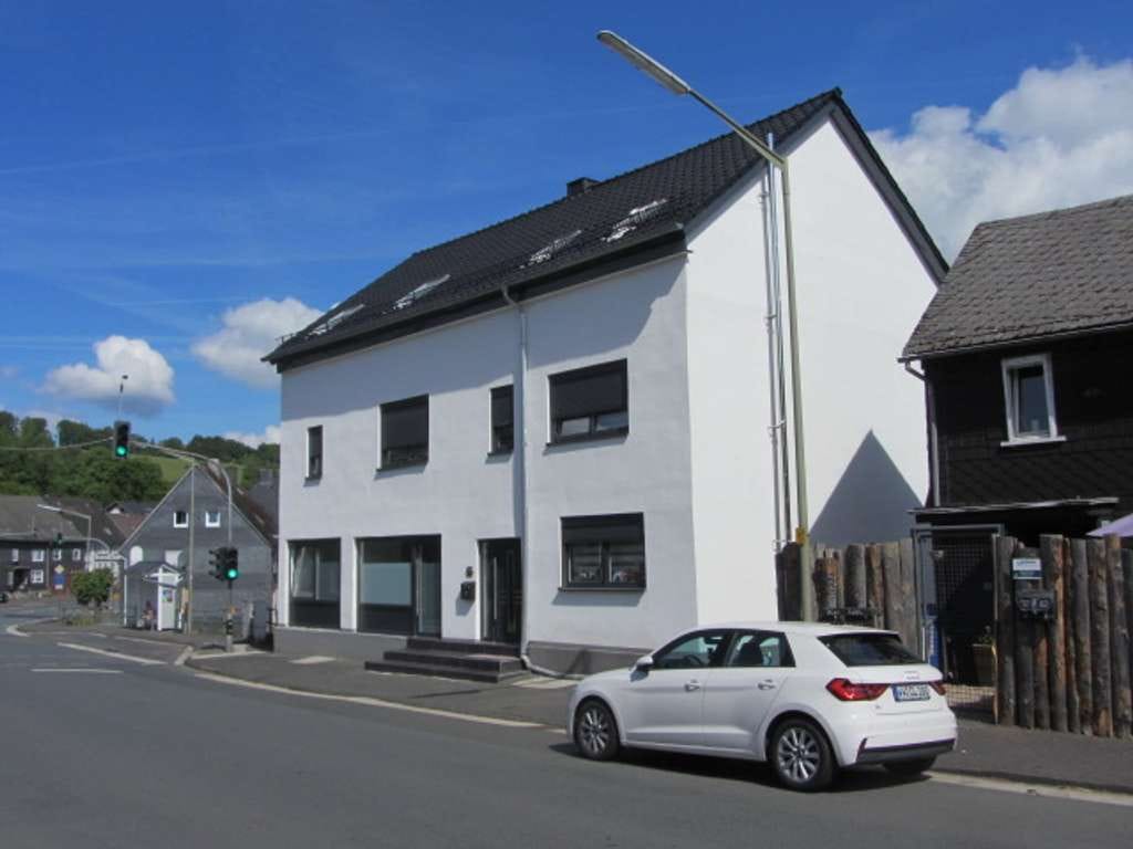 Immobilie in Burbach - ZWANGSVERSTEIGERUNG!! Mehrfamilienhaus in Burbach-Wahlbach - Bild 1