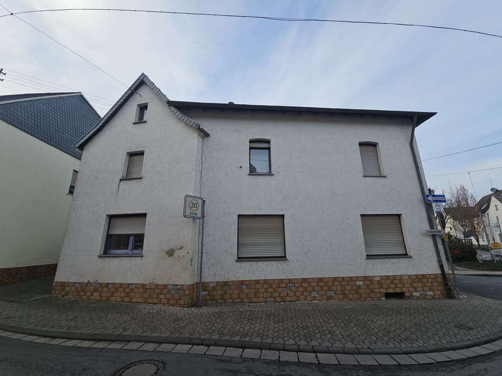 Immobilie in Andernach - Miesenheim: großzügiges Haus mit Stellplatz - Bild 1
