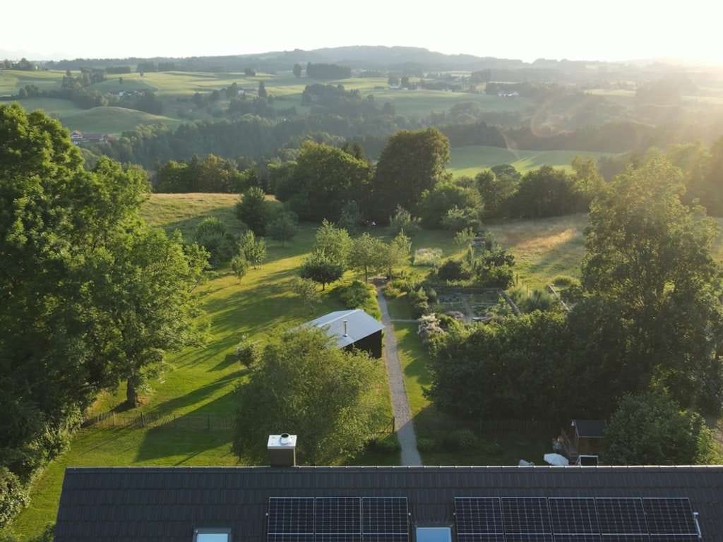 Immobilie in Rottenbuch - Unverbaubarer Weitblick auf 16.166 m² Grund, Architektenhaus in sonniger Höhenlage - Bild 1