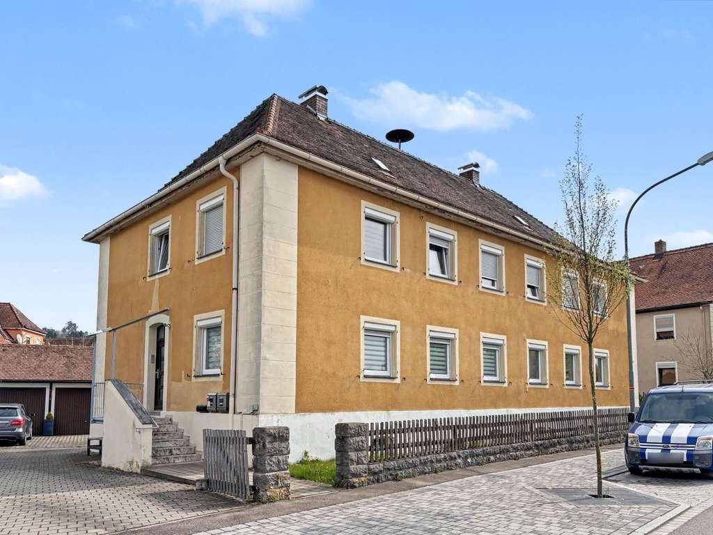 Immobilie in Feuchtwangen - Attraktives Mehrfamilienhaus mit Ausbaupotential, Garten und Garage in Feuchtwangen - Bild 1