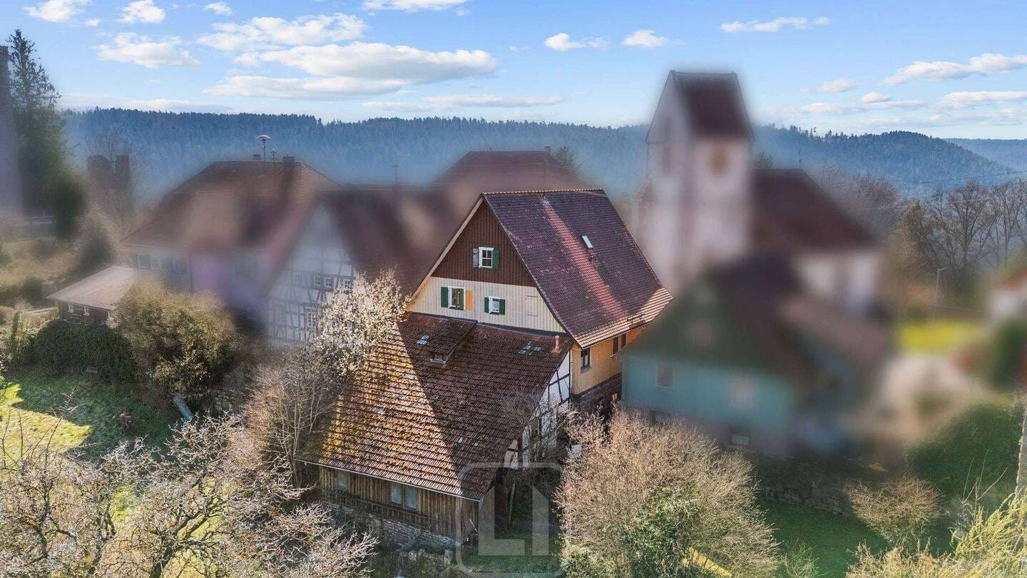 Immobilie in Bad Teinach-Zavelstein - Zauberhaftes, denkmalgeschütztes Fachwerkhaus mit Garten | renovieren & neu erstrahlen lassen - Bild 3