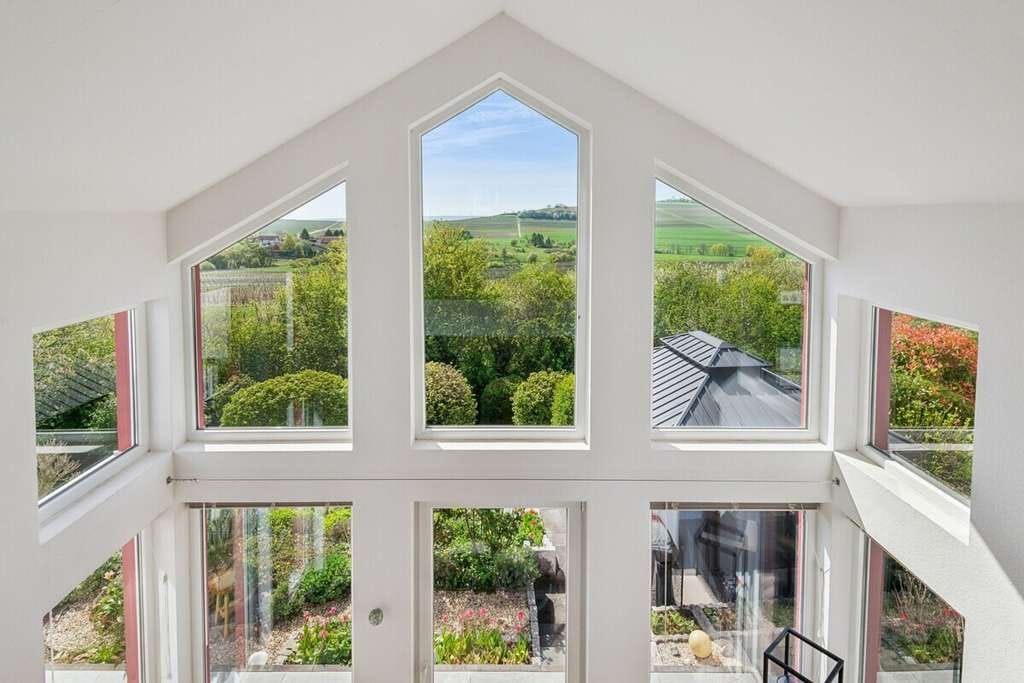 Immobilie in Wolfsheim - Provisionsfrei – Modernes Haus mit traumhaftem Weitblick und sonniger Terrasse in Ortsrandlage - Bild 0